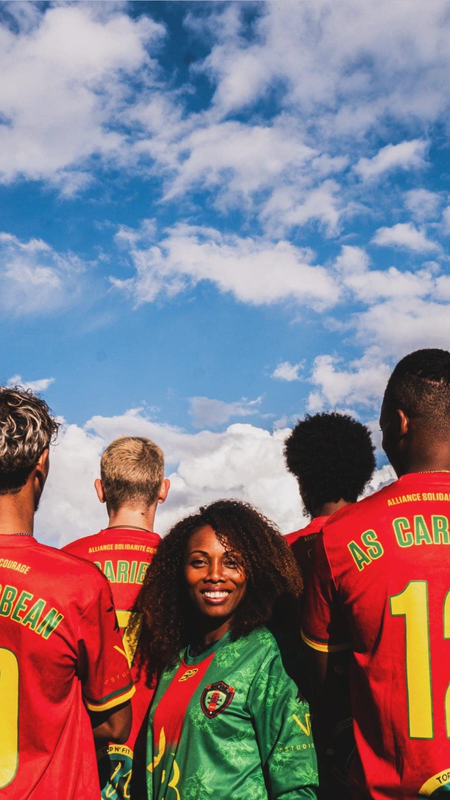 Joueurs AS Caribbean vus de dos avec les maillots du club