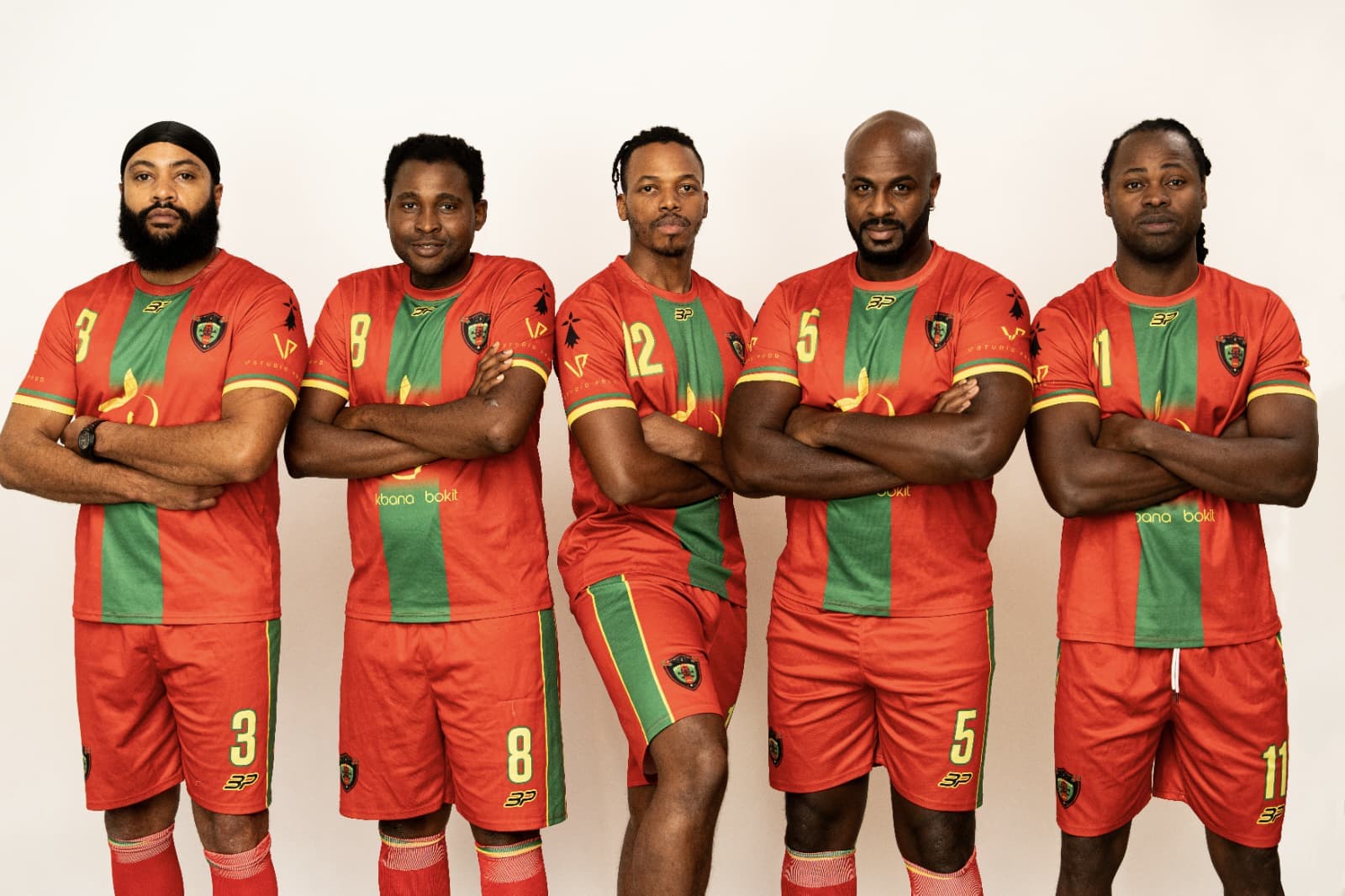 Maillot supporters rouge AS Caribbean porté avec le short du club